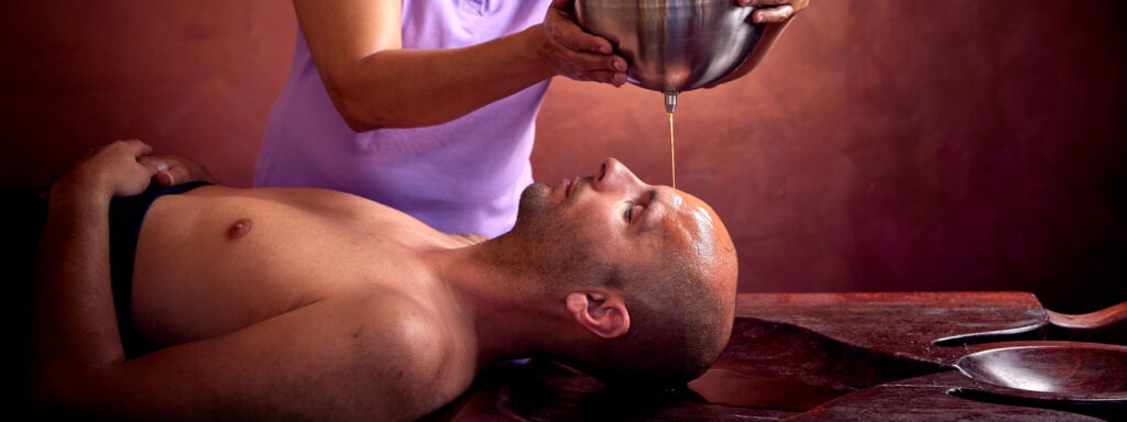 Panchakarma Stirnguss, Ayurveda Resort Mandira