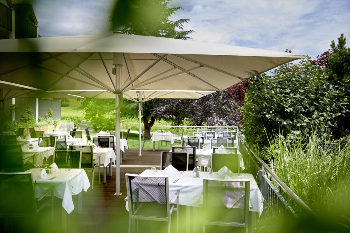 Die Mandira Terrasse mit gedeckten Tischen