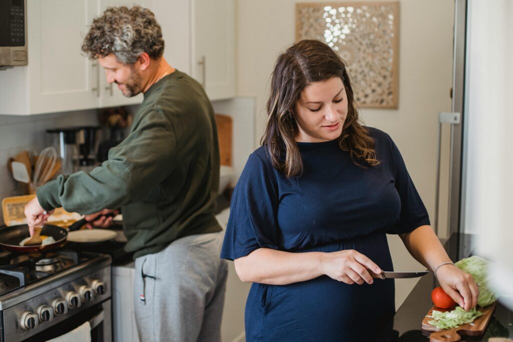 Mann und Frau beim Kochen von Ernährung für das Dosha Pitta