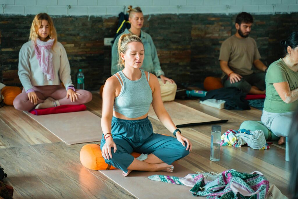 Frauen bei einer geführten Meditation